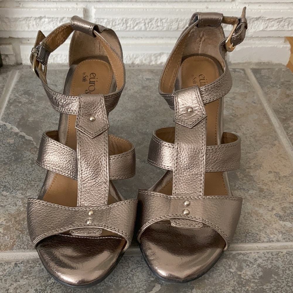 Sofft Metallic Bronze Strappy T-Strap Sandals